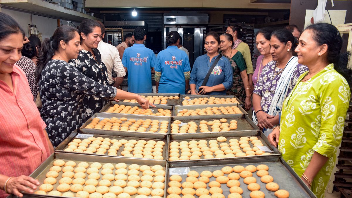 Surat bakery sells Nankhatai as shoppers stock up
