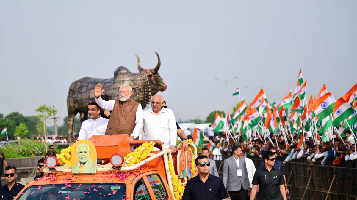 PM Modi receives warm welcome from supporters in Banaskantha
