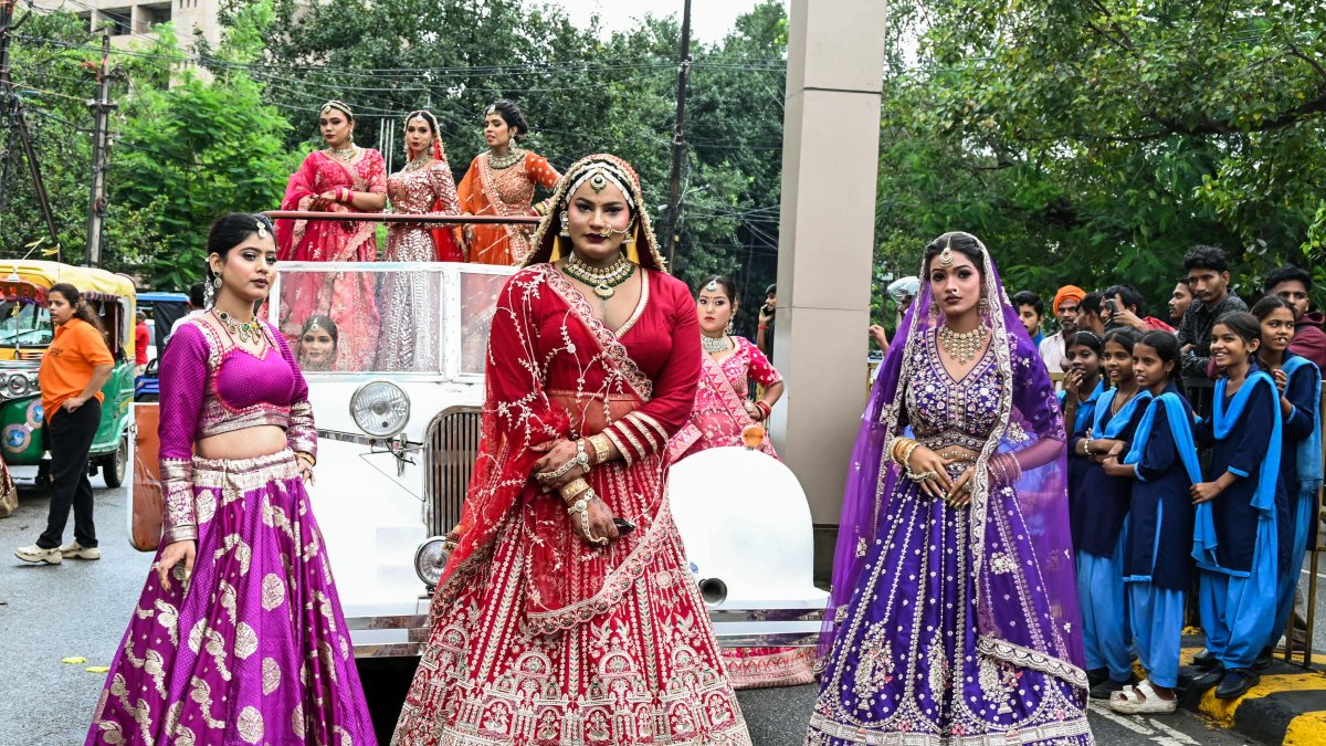 Models pose with vintage car during Patna photoshoot